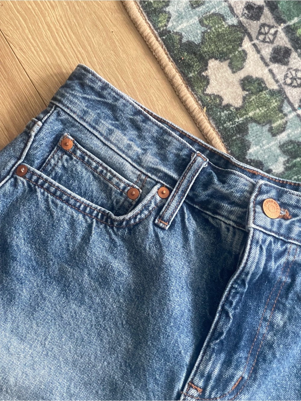 Madewell Distressed Mid-Blue Denim Relaxed women's Shorts - Picture 2 of 11